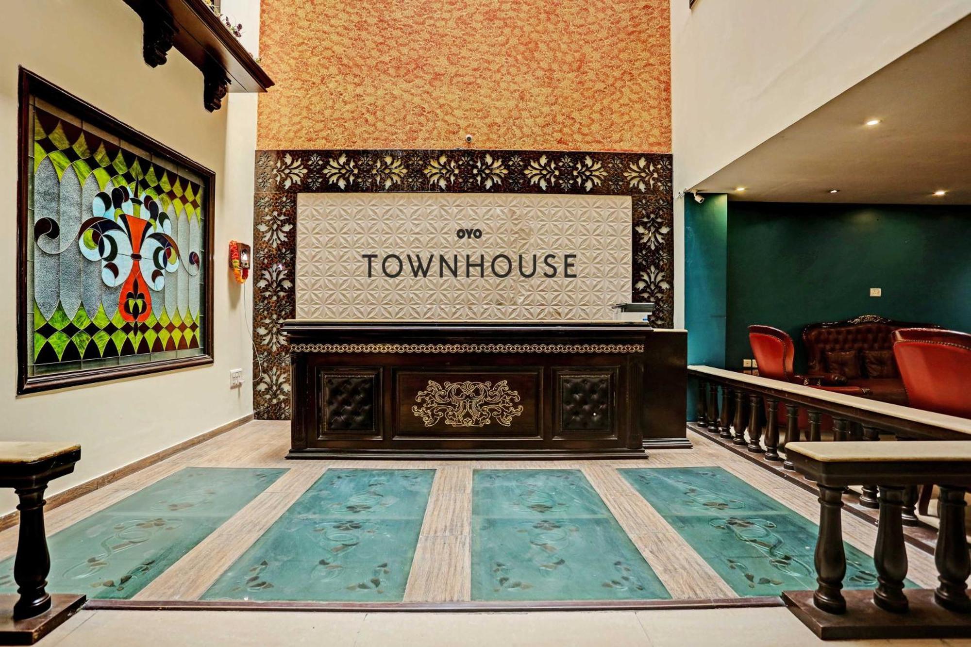 Townhouse The Royce New Friends Colony Hotel